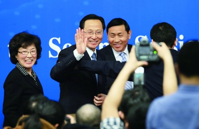 上午农业部发布会结束，部长韩长赋与媒体挥手告别摄/法制晚报记者付丁